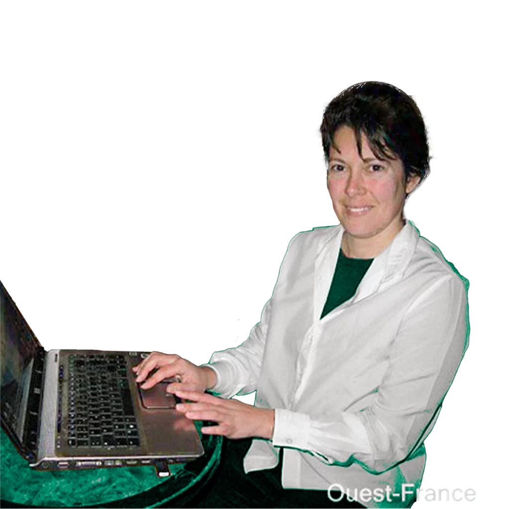 Isabelle travaillant sur des études de réglementation thermique dans son bureau d'études. Photo prise par un journaliste de Ouest-France.