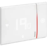 Thermostat moderne utilisé pour optimiser la gestion énergétique dans un bâtiment de bureaux.